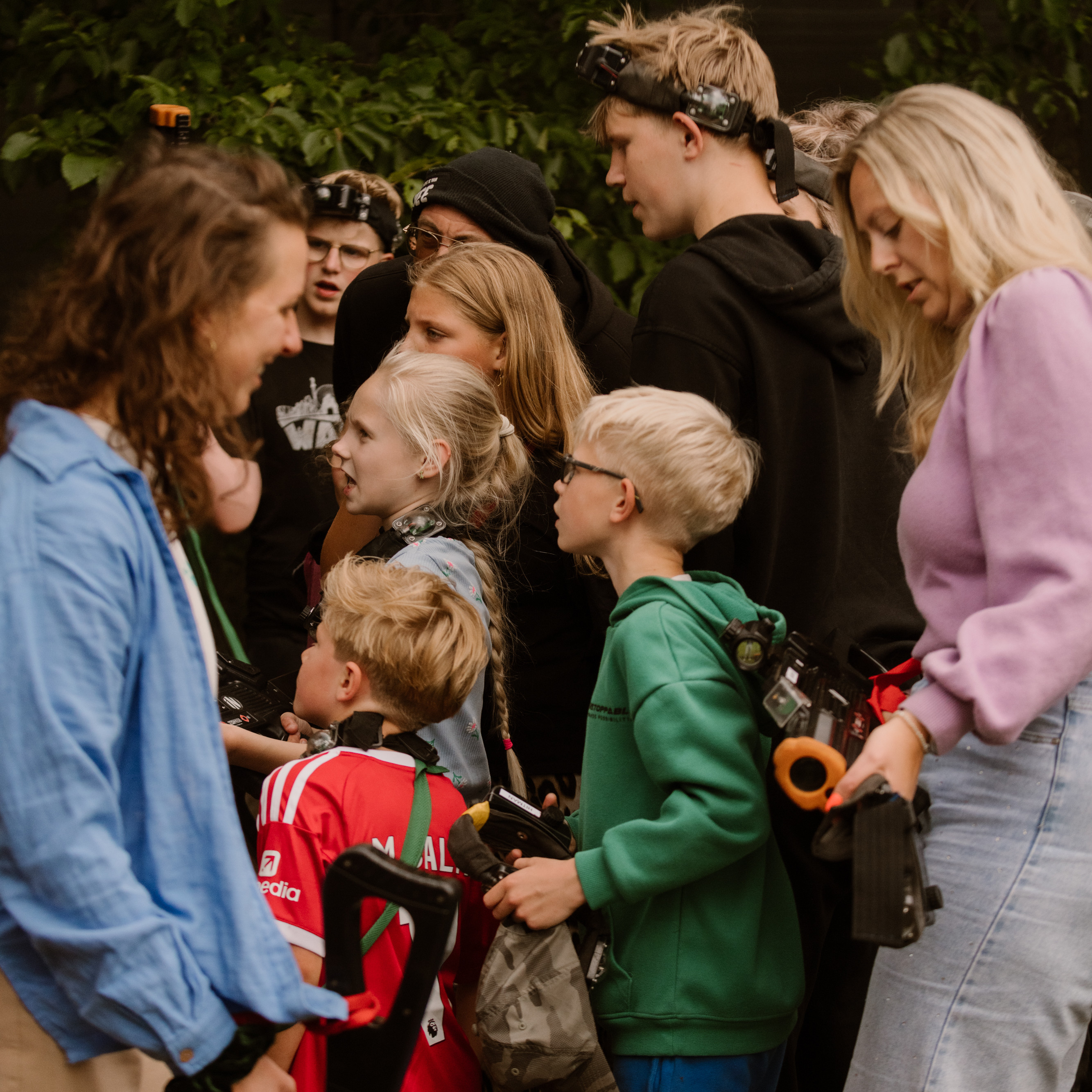 Man en vrouw aan het lasergamen